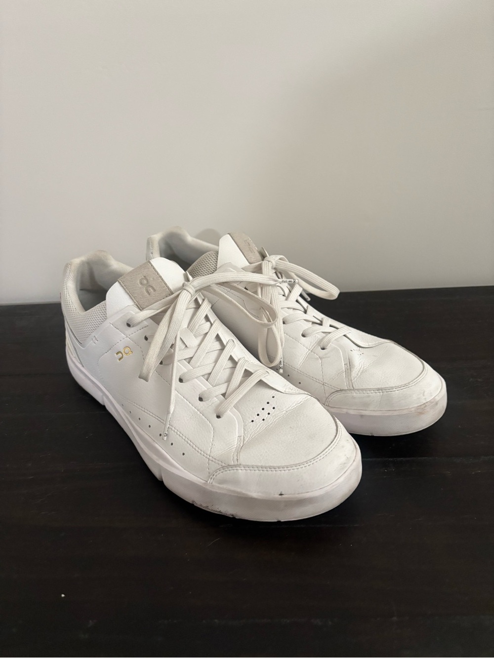 Men’s White Leather Lace-Up Sneakers with Subtle Gold Accent